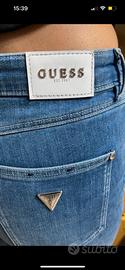 Jeans azzurri Guess con brillantini poco visibili Abbigliamento