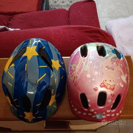 Due Caschetti per bambini in bicicletta.