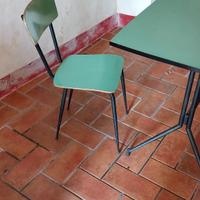 Tavolo in formica.