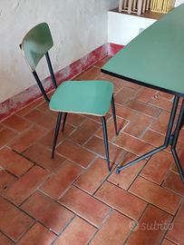 Tavolo in formica.