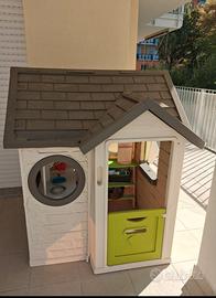 Casetta per bambini con cucina interna e accessori