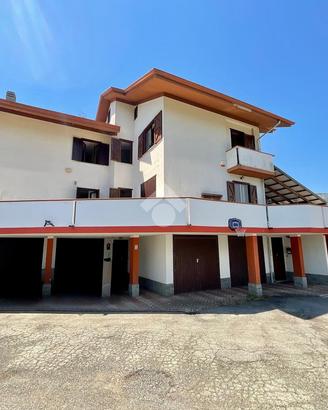 VILLA A SCHIERA A PRATIGLIONE
