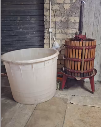 Trocchio e tina per vino