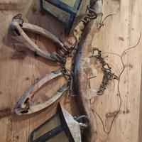 Antico giogo in legno con n.2 lanterne in vetro.