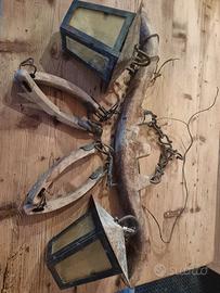 Antico giogo in legno con n.2 lanterne in vetro.