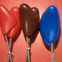 tendi scarpe in plastica e legno.(2 euro a coppia)