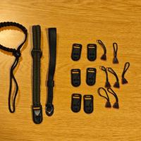 Accessori:  cinghie da polso, agganci e occhielli