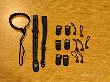 Accessori:  cinghie da polso, agganci e occhielli