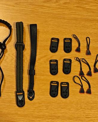Accessori:  cinghie da polso, agganci e occhielli
