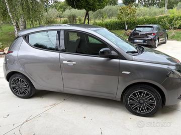 lancia y hybrid