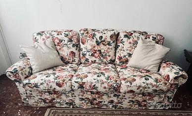 Divano letto + 2 poltrone + 2 pouf