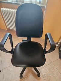 Sedia da ufficio e scrivania con ruote e braccioli