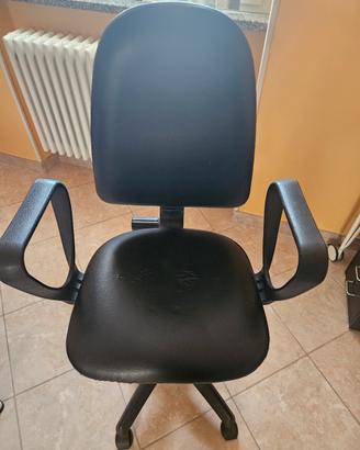 Sedia da ufficio e scrivania con ruote e braccioli