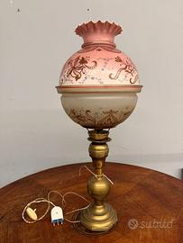 Antica lampada a petrolio in bronzo e vetro dipint