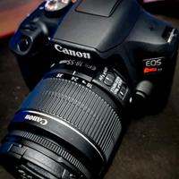 Canon Eos Rebel t7 / 2000D + Obiettivo 18-55mm