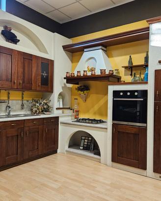 Cucina expo in muratura con anta massello noce