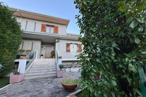 BIFAMILIARE A MENDICINO