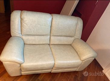 Divano in ecopelle con recliner