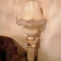 Lampada con colonna in pietra