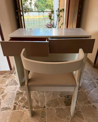 Comoda scrivania con sedia