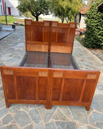 Letto matrimoniale antico in legno, reti in ferro