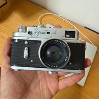 Macchina fotografica vintage con pellicola