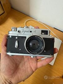 Macchina fotografica vintage con pellicola