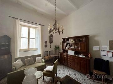 Casa indipendente di 219 m² con più di 5 locali a 