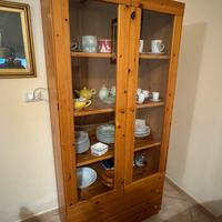 Tavolo con panca, sedie  e credenza