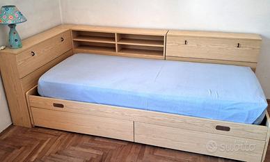Letto da una piazza con armadi