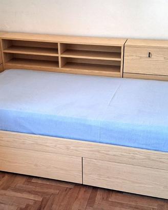 Letto da una piazza con armadi