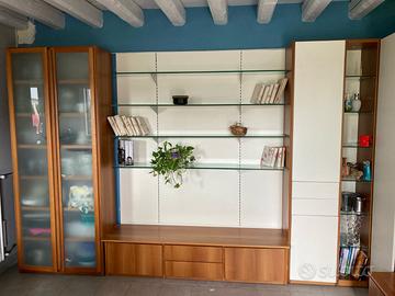 Soggiorno con pareti attrezzate