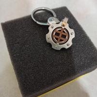 Portachiavi in acciaio e oro