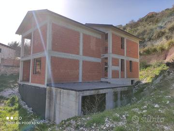 Villetta panoramica da completare