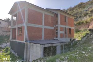 Villetta panoramica da completare