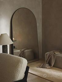 Specchio grande con cornice nera in metallo