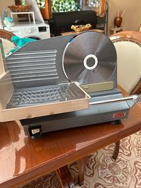 Affettatrice elettrica CAD per salumi e formaggi