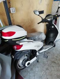 Scooter eletteico z tech piaggio