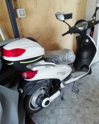 Scooter eletteico z tech piaggio