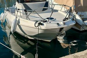 Barca speedy caymana walk around