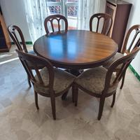Tavolo in legno con 6 sedie