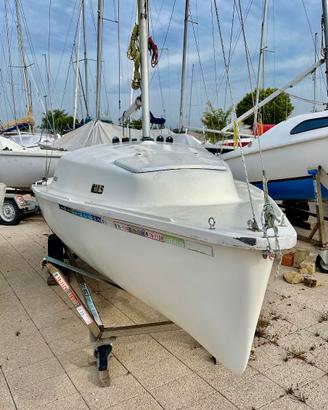 BARCA A VELA R18S