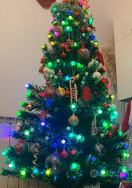 Albero di natale von le luci attaccate