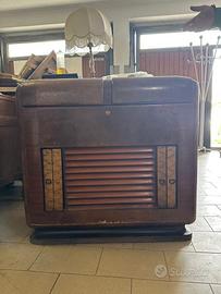 Mobile giradischi vintage con dischi