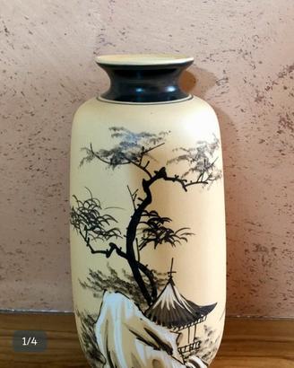 Vaso con  disegni  orientali, alto centimetri 26