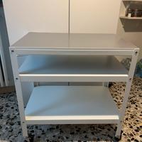 Carrello con piano da lavoro resistente