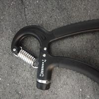 attrezzo per rinforzare la forza di mani  e bracci