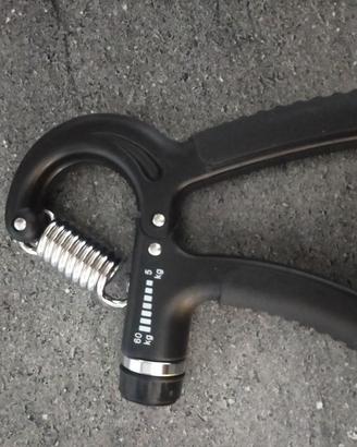 attrezzo per rinforzare la forza di mani  e bracci