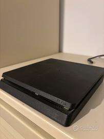 Playstation 4 con controller e Fc25 e red dead II.