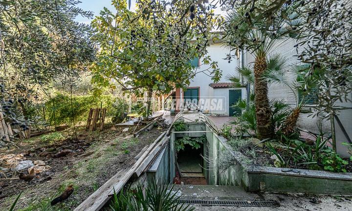 CASA INDIPENDENTE CON GIARDINO E VISTA MARE